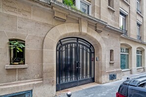 Exterior detail - Blueground | Saint Georges, great view, furnished (Paris)