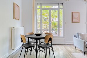 Dining - Blueground | Saint Georges, great view, furnished (Paris)