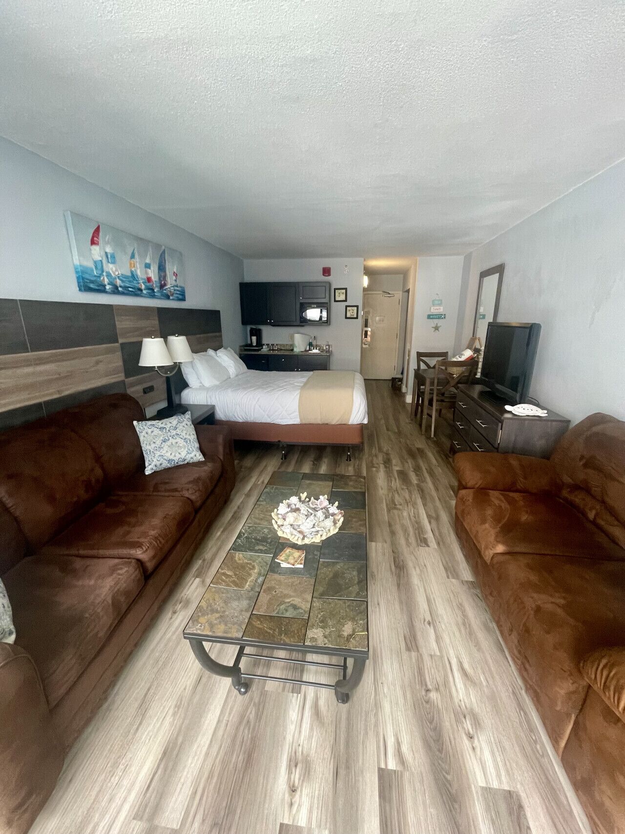 Tabla de planchar con plancha, wifi y ropa de cama 