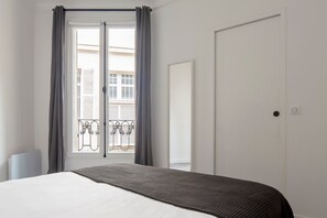 2 bedrooms, iron/ironing board, WiFi, bed sheets - Blueground | Champs Elysées, nr Ave Montaigne (Paris)