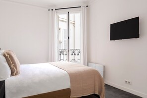 2 bedrooms, iron/ironing board, WiFi, bed sheets - Blueground | Champs Elysées, nr Ave Montaigne (Paris)