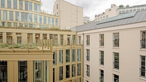 Un immeuble à plusieurs étages doté de grandes fenêtres et de balcons, et présentant un design architectural moderne.