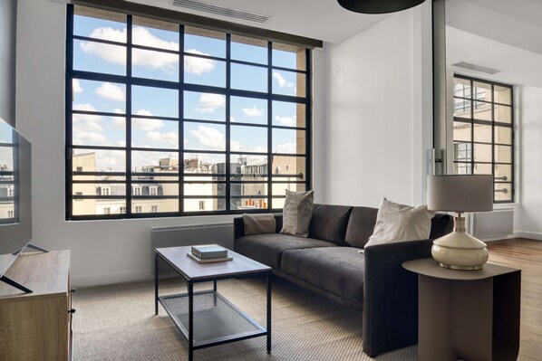 TV, stereo - Blueground | Champs Elysées, security, furnished (Paris)