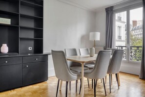 Dining - Blueground | Ecole Militaire, nr Eiffel Tower (Paris)