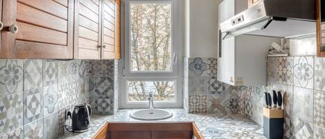 Réfrigérateur, micro-ondes, four, plaque de cuisson