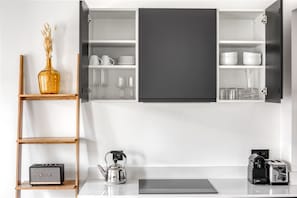 Geladeira, micro-ondas, fogão, cooktop