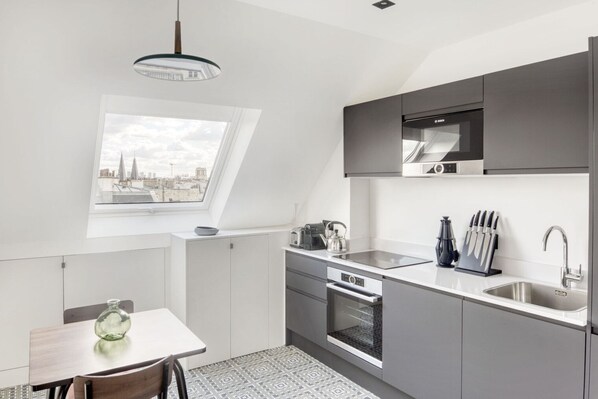 Fridge, microwave, oven, stovetop - Blueground | Montorgueil, gym & elevator (Paris)