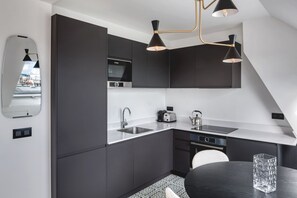 Fridge, microwave, oven, stovetop - Blueground | Montorgueil, gym & elevator (Paris)