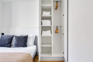 3 bedrooms, iron/ironing board, WiFi, bed sheets - Blueground | Villiers, furnished, nr shops (Paris)