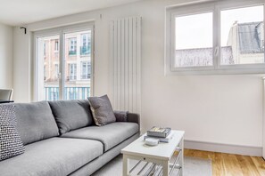 TV, stereo - Blueground | Villiers, furnished, nr shops (Paris)