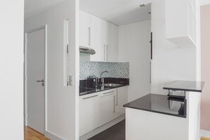 Fridge, microwave, oven, stovetop - Blueground | Villiers, furnished, nr shops (Paris)