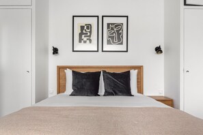 Iron/ironing board, WiFi, bed sheets - Blueground | Trocadero, elevator, nr Seine (Paris)