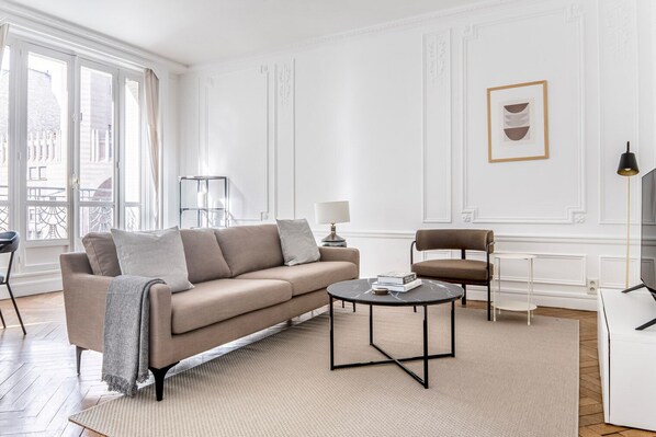 TV, stereo - Blueground | Porte de Champerret, elev, nr Neuilly (Paris)