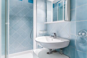 Hair dryer, towels - Blueground | Porte de Champerret, elev, nr Neuilly (Paris)