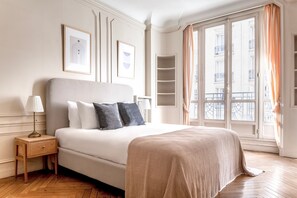 3 habitaciones, tabla de planchar con plancha, wifi y ropa de cama 