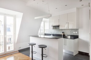 Een koelkast, een microgolfoven, een oven, een kookplaat