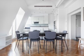 Dining - Blueground | Monceau, a/c, nr Parc Monceau (Paris)