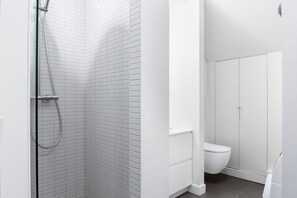 Hair dryer, towels - Blueground | Madeleine, nr Opéra Garnier (Paris)