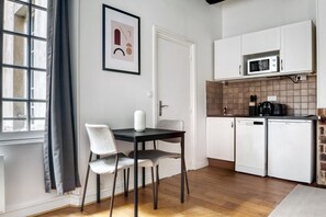 Fridge, microwave, oven, stovetop - Blueground | Le Marais, nr Les Halles (Paris)