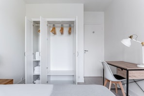 2 quartos, ferros/tábuas de passar roupa, Wi-Fi, roupa de cama