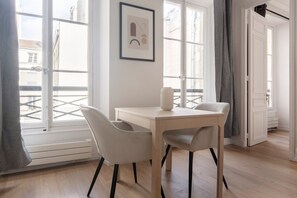 Dining - Blueground | Invalides, concierge, nr museums (Paris)