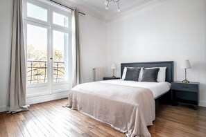 3 bedrooms, iron/ironing board, WiFi, bed sheets - Blueground | Foch, concierge, nr Bois de Boulogne (Paris)