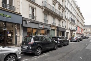 Parking - Blueground | Haussmann Saint Lazare, door code (Paris)