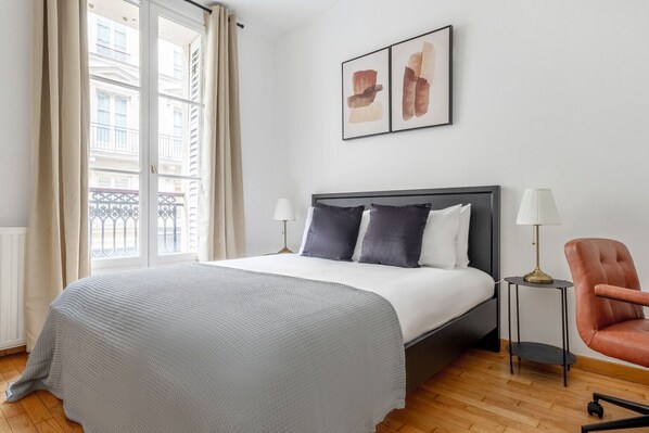 3 bedrooms, iron/ironing board, WiFi, bed sheets - Blueground | Haussmann Saint Lazare, door code (Paris)
