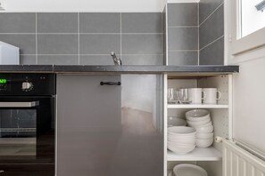 Fridge, microwave, oven, stovetop - Blueground | Haussmann Saint Lazare, door code (Paris)