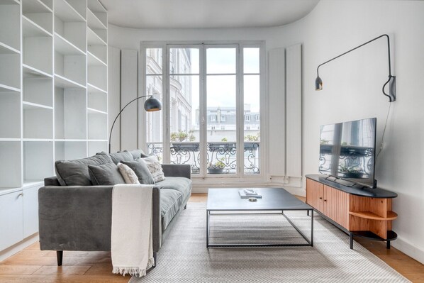 TV, stereo - Blueground | Ternes, elev, nr Arc de Triomphe (Paris)