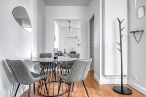 Dining - Blueground | Ternes, elev, nr Arc de Triomphe (Paris)