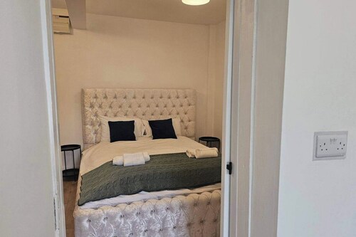 City Chic Retreat in Bridgend