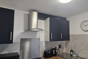 Een koelkast, een microgolfoven, een oven, een kookplaat