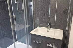 Een douche, handdoeken