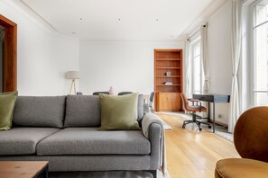 TV, stereo - Blueground | Villiers, furnished, elevator (Paris)