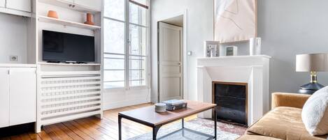 Een televisie en een stereo