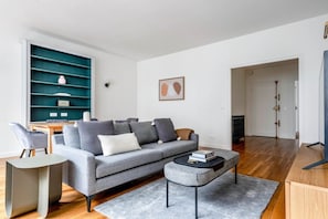 TV, stereo - Blueground | Miromesnil, furnished, elevator (Paris)
