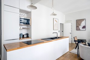 Frigorifero, microonde, forno, piano cottura