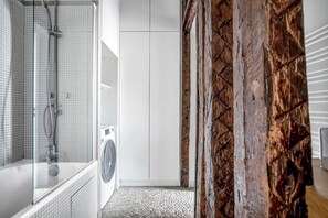 Hair dryer, towels - Blueground | Sentier Montorgueil, furnished (Paris)