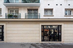 Exterior detail - Blueground | Villiers, furnished, balcony (Paris)