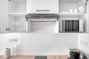 Kühlschrank, Mikrowelle, Ofen, Herdplatte