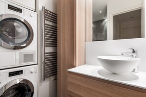 Hair dryer, towels - Blueground | Porte de Champerret, elevator (Paris)