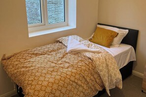 5 bedrooms, iron/ironing board, WiFi, bed sheets