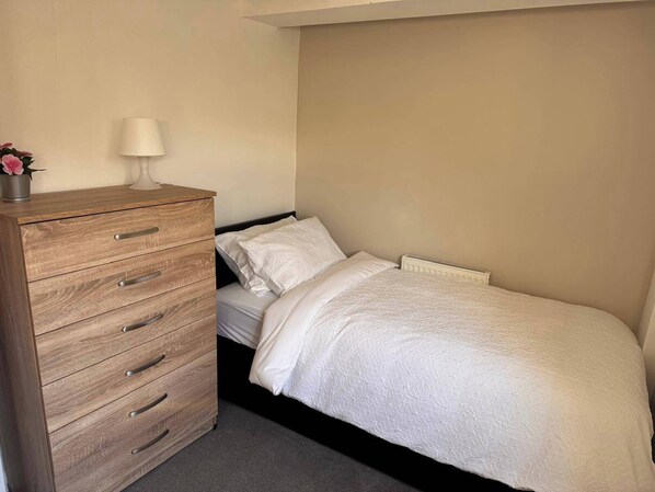 5 bedrooms, iron/ironing board, WiFi, bed sheets