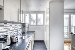 Fridge, microwave, oven, stovetop - Blueground | Villiers, furnished, shops (Paris)