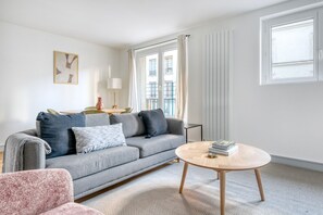 TV, stereo - Blueground | Villiers, furnished, shops (Paris)