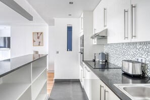 Fridge, microwave, oven, stovetop - Blueground | Villiers, furnished, shops (Paris)