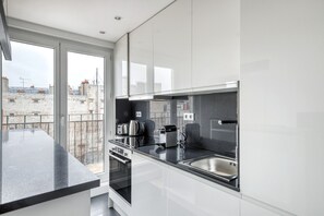 Fridge, microwave, oven, stovetop - Blueground | Villiers, furnished, shops (Paris)