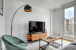 TV, stereo - Blueground | Villiers, furnished, shops (Paris)