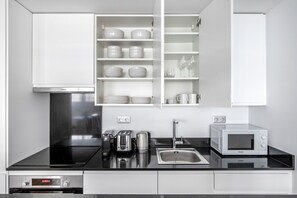 Fridge, microwave, oven, stovetop - Blueground | Villiers, furnished, shops (Paris)